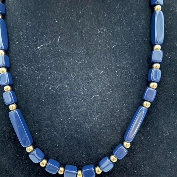 Vintage TRIFARI...Assorted Gold Tone & Navy Blue Lucite Beads Necklace... - Picture 2 of 5